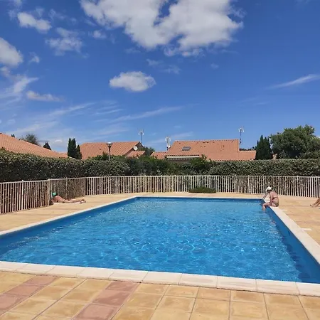 6 Pers Avec Piscine, Acces Direct & Proximite Commerces A - Fr-1-796-69 Holiday home